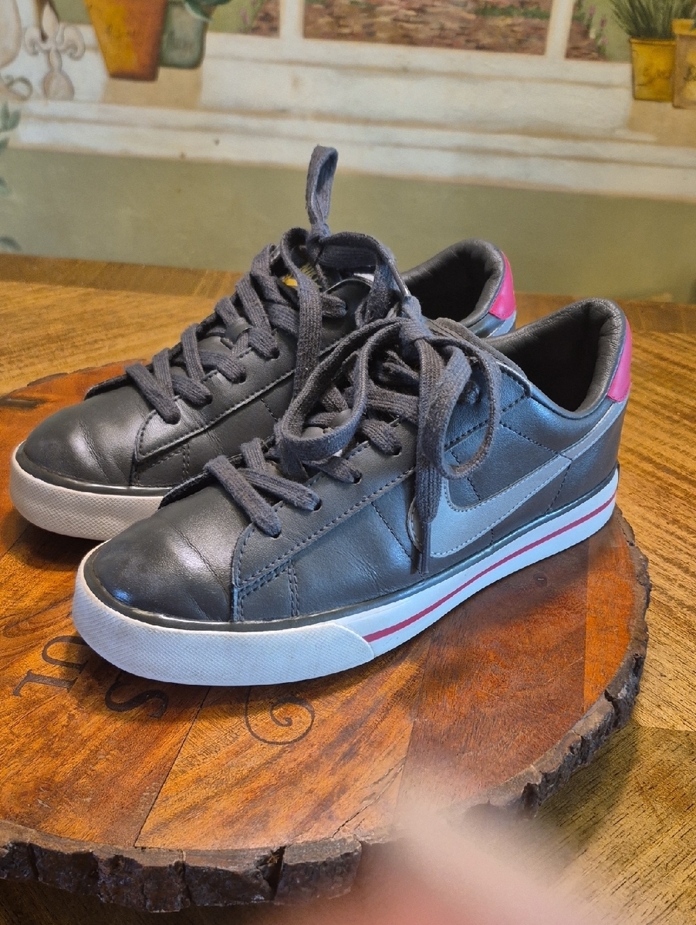 Nike Sweet Classic.Mens 7 Fits A Womens 8.5 Gray Leather LowProfile.(#788shoe)